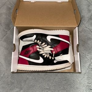 WMNS Air Jordan 1 MID